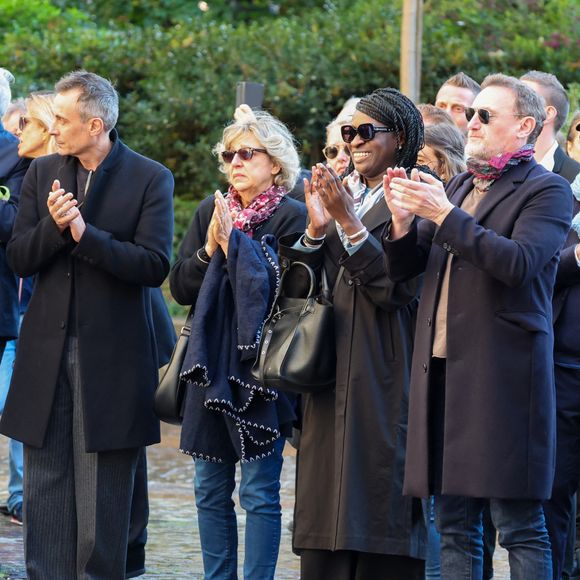 Ramatoulaye Diop, la compagne du défunt, Jean-Paul Rouve, Jean-Michel Ribes - Sortie des Obsèques de Michel Blanc en l'église Saint-Eustache à Paris, le 10 octobre 2024. © Moreau / Jacovides / Bestimage
Cause de la disparition de Michel Blanc : le comédien aurait fait une réaction allergique lors d'un examen médical le 3 octobre 2024, mais pas en raison d'un produit injecté pour les besoins de son échographie. C'est un antibiotique administré en cas de problème rénale qui aurait provoqué la réaction, se transformant en oedème de Quincke