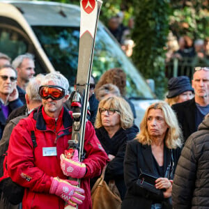 Un admirateur venu aux obsèques habillé comme le personnage de Jean-Claude Dusse dans le film "Les Bronzés font du ski" - Sortie des Obsèques de Michel Blanc en l'église Saint-Eustache à Paris, le 10 octobre 2024. © Moreau / Jacovides / Bestimage