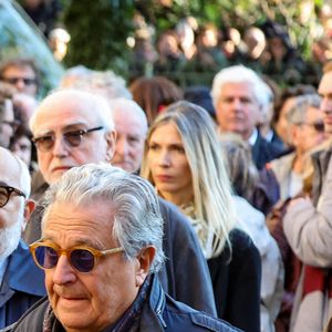 Thierry Lhermitte, Gérard Jugnot, Christian Clavier - Sortie des Obsèques de Michel Blanc en l'église Saint-Eustache à Paris, le 10 octobre 2024. © Moreau / Jacovides / Bestimage
Cause de la disparition de Michel Blanc : le comédien aurait fait une réaction allergique lors d'un examen médical le 3 octobre 2024, mais pas en raison d'un produit injecté pour les besoins de son échographie. C'est un antibiotique administré en cas de problème rénale qui aurait provoqué la réaction, se transformant en oedème de Quincke