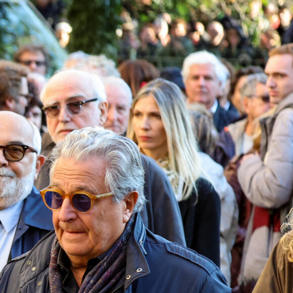 Thierry Lhermitte, Gérard Jugnot, Christian Clavier - Sortie des Obsèques de Michel Blanc en l'église Saint-Eustache à Paris, le 10 octobre 2024. © Moreau / Jacovides / Bestimage
Cause de la disparition de Michel Blanc : le comédien aurait fait une réaction allergique lors d'un examen médical le 3 octobre 2024, mais pas en raison d'un produit injecté pour les besoins de son échographie. C'est un antibiotique administré en cas de problème rénale qui aurait provoqué la réaction, se transformant en oedème de Quincke