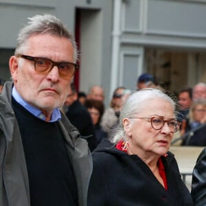 Bruno Moynot, Josiane Balasko et son mari George Aguilar, Firmine Richard - Obsèques de Michel Blanc en l'église Saint-Eustache à Paris, le 10 octobre 2024. © Moreau / Jacovides / Bestimage
Cause de la disparition de Michel Blanc : le comédien aurait fait une réaction allergique lors d'un examen médical le 3 octobre 2024, mais pas en raison d'un produit injecté pour les besoins de son échographie. C'est un antibiotique administré en cas de problème rénale qui aurait provoqué la réaction, se transformant en oedème de Quincke