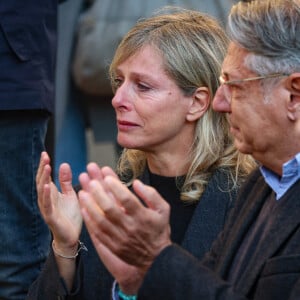 Karin Viard émue aux larmes - Sortie des Obsèques de Michel Blanc en l'église Saint-Eustache à Paris, le 10 octobre 2024. © Moreau / Jacovides / Bestimage
Cause de la disparition de Michel Blanc : le comédien aurait fait une réaction allergique lors d'un examen médical le 3 octobre 2024, mais pas en raison d'un produit injecté pour les besoins de son échographie. C'est un antibiotique administré en cas de problème rénale qui aurait provoqué la réaction, se transformant en oedème de Quincke