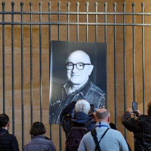 Sortie des Obsèques de Michel Blanc en l'église Saint-Eustache à Paris, le 10 octobre 2024. © Moreau / Jacovides / Bestimage
Cause de la disparition de Michel Blanc : le comédien aurait fait une réaction allergique lors d'un examen médical le 3 octobre 2024, mais pas en raison d'un produit injecté pour les besoins de son échographie. C'est un antibiotique administré en cas de problème rénale qui aurait provoqué la réaction, se transformant en oedème de Quincke