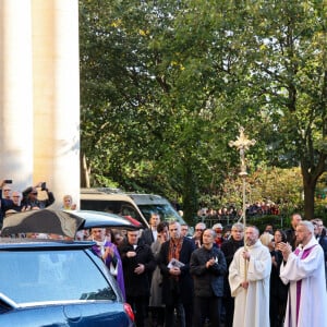 Ramatoulaye Diop, la compagne du défunt, Jean-Paul Rouve, Jean-Michel Ribes applaudissent le cercueil de M.Blanc à la sortie de l'Eglise - Sortie des Obsèques de Michel Blanc en l'église Saint-Eustache à Paris, le 10 octobre 2024. © Moreau / Jacovides / Bestimage
Cause de la disparition de Michel Blanc : le comédien aurait fait une réaction allergique lors d'un examen médical le 3 octobre 2024, mais pas en raison d'un produit injecté pour les besoins de son échographie. C'est un antibiotique administré en cas de problème rénale qui aurait provoqué la réaction, se transformant en oedème de Quincke