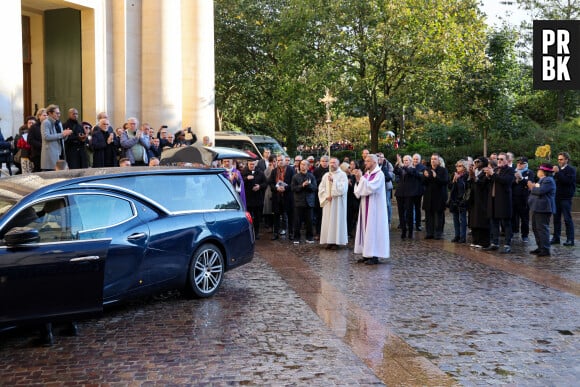 Ramatoulaye Diop, la compagne du défunt, Jean-Paul Rouve, Jean-Michel Ribes applaudissent le cercueil de M.Blanc à la sortie de l'Eglise - Sortie des Obsèques de Michel Blanc en l'église Saint-Eustache à Paris, le 10 octobre 2024. © Moreau / Jacovides / Bestimage
Cause de la disparition de Michel Blanc : le comédien aurait fait une réaction allergique lors d'un examen médical le 3 octobre 2024, mais pas en raison d'un produit injecté pour les besoins de son échographie. C'est un antibiotique administré en cas de problème rénale qui aurait provoqué la réaction, se transformant en oedème de Quincke