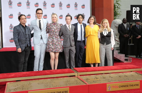 Johnny Galecki, Jim Parsons, Kaley Cuoco, Simon Helberg, Kunal Nayyar, Mayim Bialik, Melissa Rauch - Les acteurs de The Big Bang Theory laissent leurs empreintes sur le ciment lors d'une cérémonie au Chinese Theatre à Hollywood, Los Angeles.