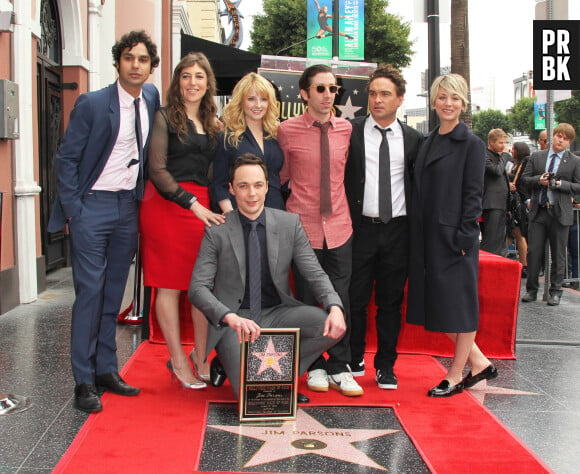 Kunal Nayyar, Mayim Bialik, Ashley Jones, Simon Helberg, Johnny Galecki, Kaley Cuoco, Jim Parsons - Jim Parsons laissent ses empreintes dans le ciment hollywoodien au TCL Chinese Theater à Hollywood, le 10 mars 2015