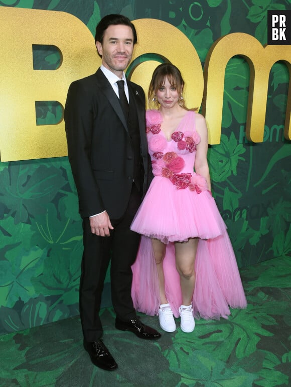 Tom Pelphrey et Kaley Cuoco au photocall de la soirée "HBO Max - Emmy Awards" au restaurant "San Vicente Bungalows" à Los Angeles.