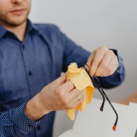 Ni alcool, ni détergent : comment nettoyer ses verres de lunettes sans les rayer avec seulement deux ingrédients !