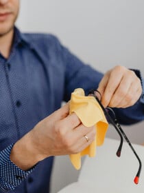 Ni alcool, ni détergent : comment nettoyer ses verres de lunettes sans les rayer avec seulement deux ingrédients !