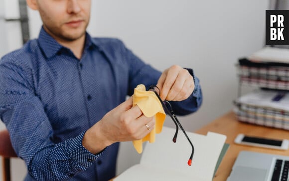 L'astuce ultime pour nettoyer ses verres de lunettes.