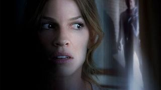 La locataire avec Hilaray Swank ... terrifiée dans la première bande annonce du film