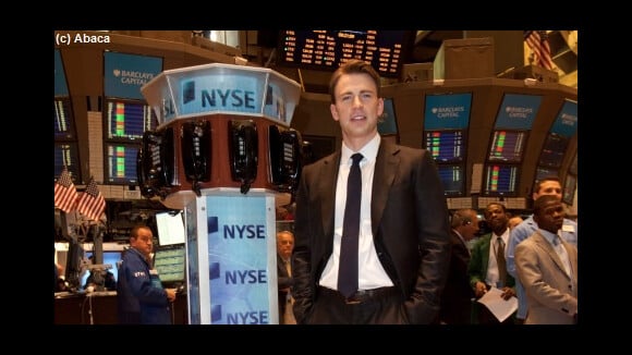 Chris Evans : Captain America envahi la bourse de New York (PHOTOS)