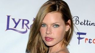 Sophie Monk : Hugh Hefner lui offre 1 million de dollars pour poser dans Playboy