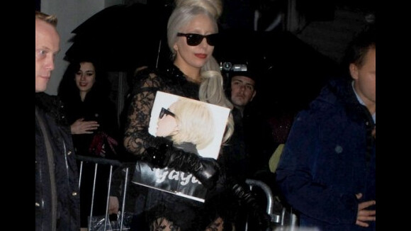 Lady Gaga en toute transparence dans son livre et sa tenue (PHOTOS)