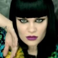 Jessie J : version arc-en-ciel pour le clip de Domino (VIDEO)