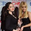 Kat Dennings et Beth Behrs pour 2 Broke Girls, meilleure nouvelle comédie aux People's Choice Awards 2012