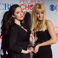 Kat Dennings et Beth Behrs pour 2 Broke Girls, meilleure nouvelle comédie aux People's Choice Awards 2012