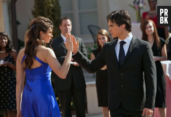 Damon et Elena partagent une danse dans la saison 1