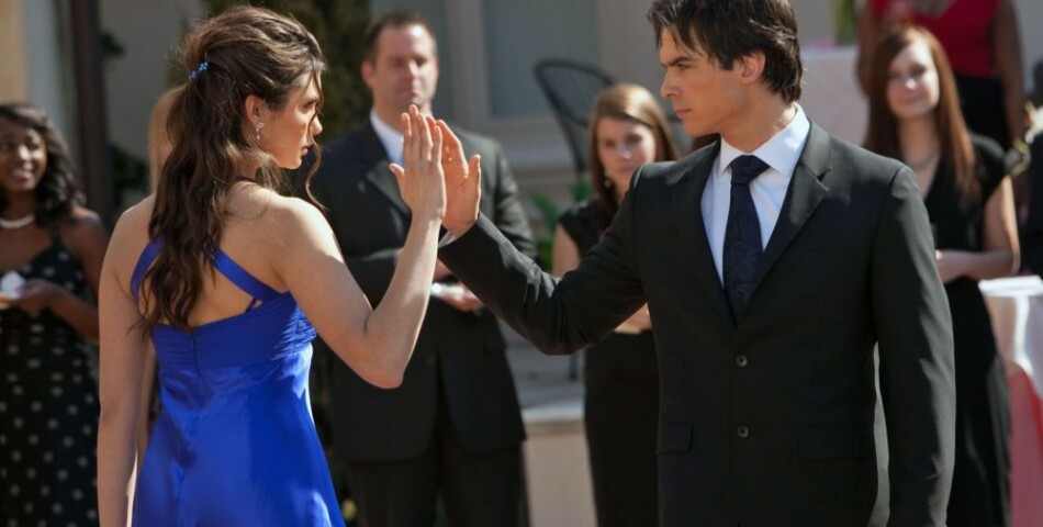 Damon et Elena partagent une danse dans la saison 1