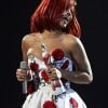 Rihanna, printanière, dans sa robe coquelicot
