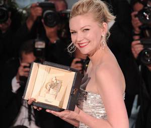 Kirsten Dunst avec sa palme remportée au festival de Cannes