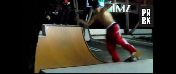 Pendant ce temps, Justin fait du skate