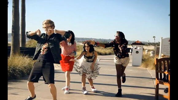 EXCLU : A la poursuite de Cody Simpson en plein shooting (VIDEO)