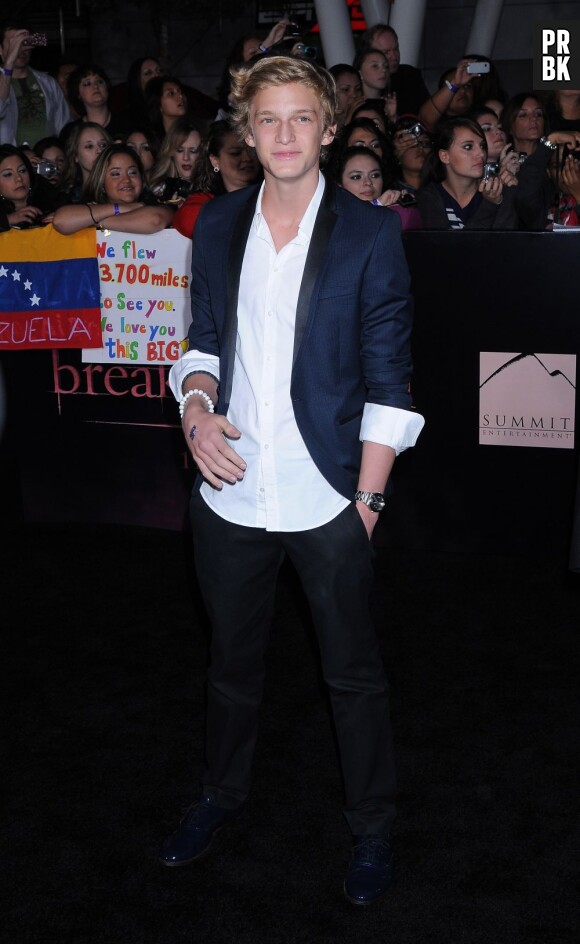 Cody Simpson prend la pause sur le tapis rouge