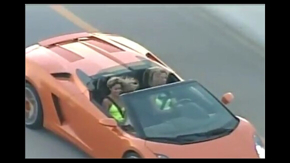 Vanessa Hudgens et Ashley Benson : deux filles dans le vent au volant d'une Lamborghini ! (VIDEO)