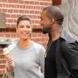 Kim Kardashian rayonne aux côtés de Kanye West