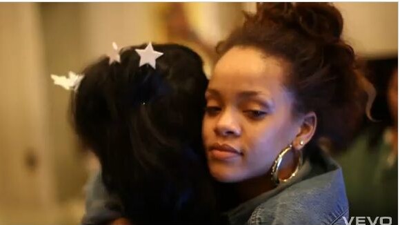Rihanna : gros câlin avec Katy Perry dans son docu sur Talk That Talk (VIDEO)