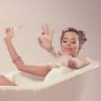 Beatriz Luengo s'amuse dans son bain pour le clip Luenga