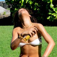 Rihanna veut échanger ses fesses contre les seins de Brooklyn Decker