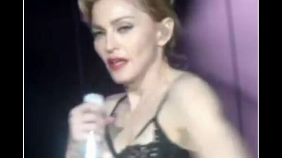 Madonna en mode exhib' : après son sein, place à ses fesses ! (VIDEO)