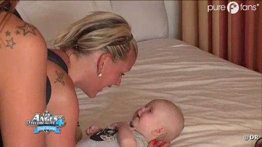 Amélie retrouve son fils avant de partir pour son rendez-vous pro