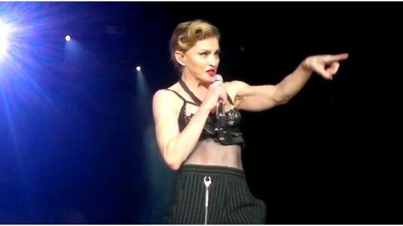 Madonna se déshabille et Twitter la rhabille : "remballe ton vieux sein !" #Fail