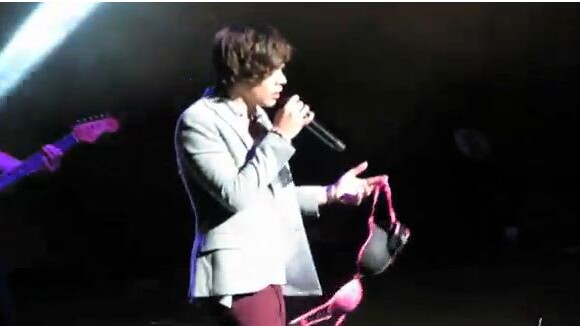 Harry Styles : c'est quoi ce soutif sur scène ? (VIDEO)
