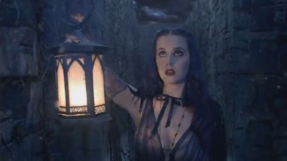 Katy Perry : Wide Awake, clip où elle cogne le prince charmant ! (VIDEO)