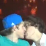 One Direction : Harry et Niall, un kiss en plein concert ? (VIDEO)