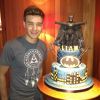 Liam Payne à côté de son super gâteau d'anniversaire