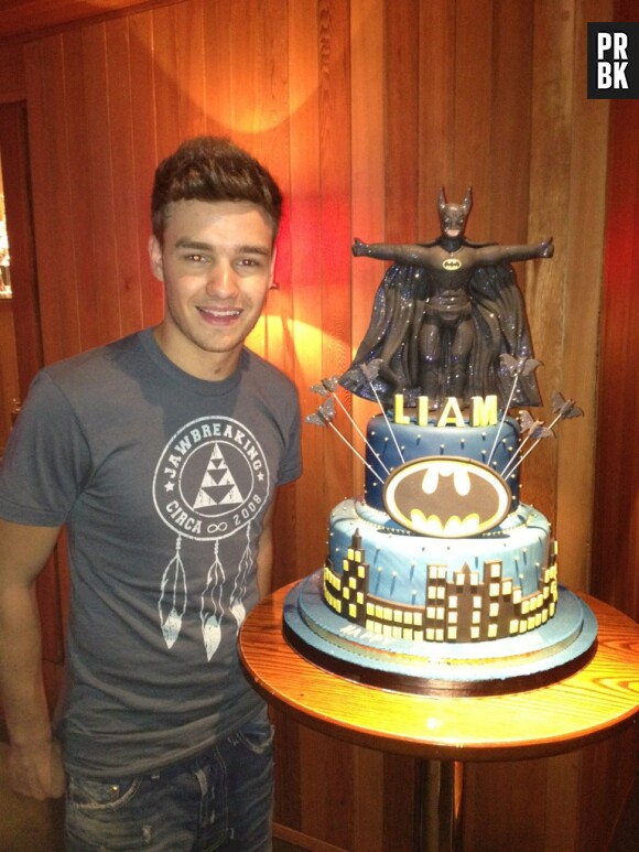 Liam Payne à côté de son super gâteau d'anniversaire