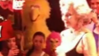 Miley Cyrus prend son pied devant le strip-tease d'une vieille de 82 ans ! (VIDEO)