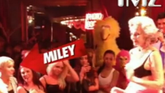 Miley Cyrus prend son pied devant le strip-tease d'une vieille de 82 ans ! (VIDEO)