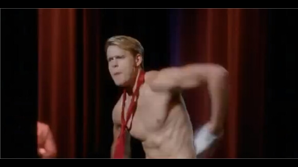 Glee saison 4 : Sam fait tomber la chemise dans l'épisode 3 ! (VIDEO)