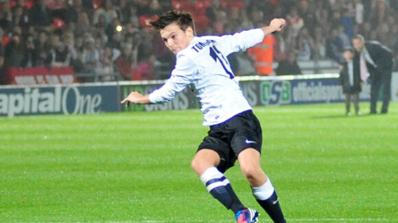 Louis Tomlinson star de foot : Harry Styles, Liam Payne et Niall Horan en mode groupies ! (PHOTOS)