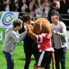 Harry Styles, Liam Payne et Niall Horan font mumuse avec la mascotte