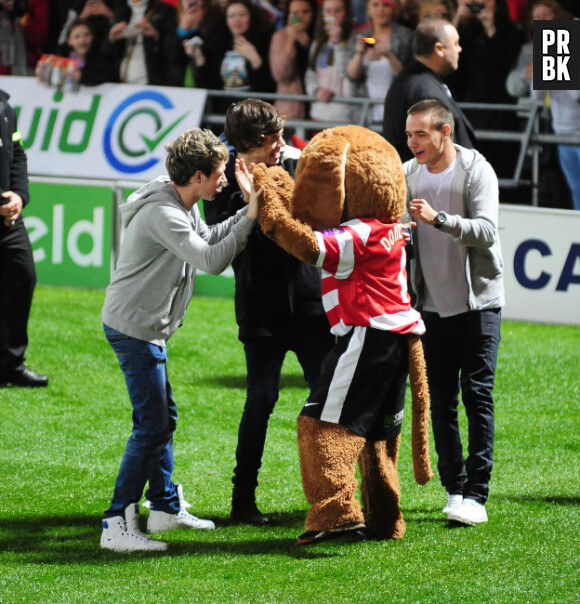 Harry Styles, Liam Payne et Niall Horan font mumuse avec la mascotte