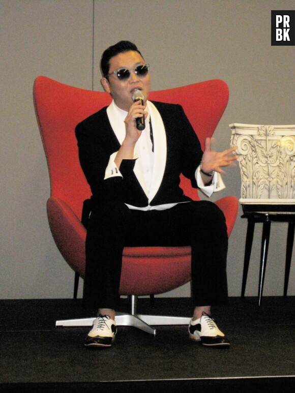 PSY revient sur le phénomène Gangnam Style en conférence de presse à Paris !