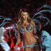 Candice Swanepoel défoile ses formes pour Victoria's Secret